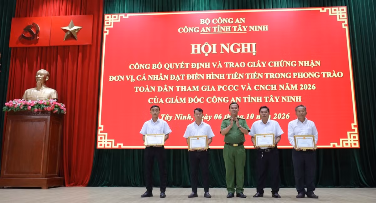 Đại tá Phạm Thanh Tâm - Phó Giám đốc Công an tỉnh Tây Ninh trao công nhận điển hình tiên tiến cho 4 cá nhân.
