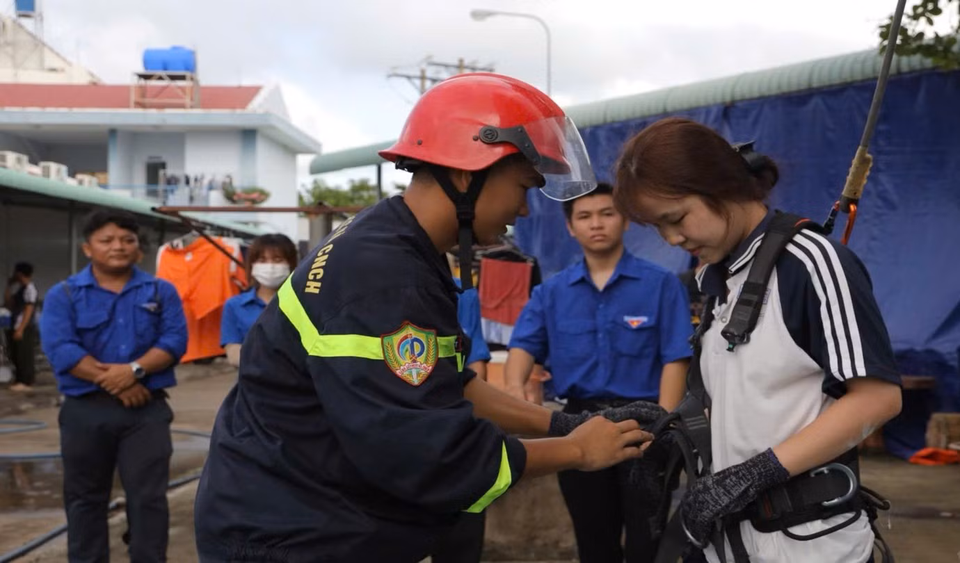Học sinh, sinh viên trải nghiệm thực tế về cứu nạn, cứu hộ, ứng phó kịp thời khi cháy xảy ra.