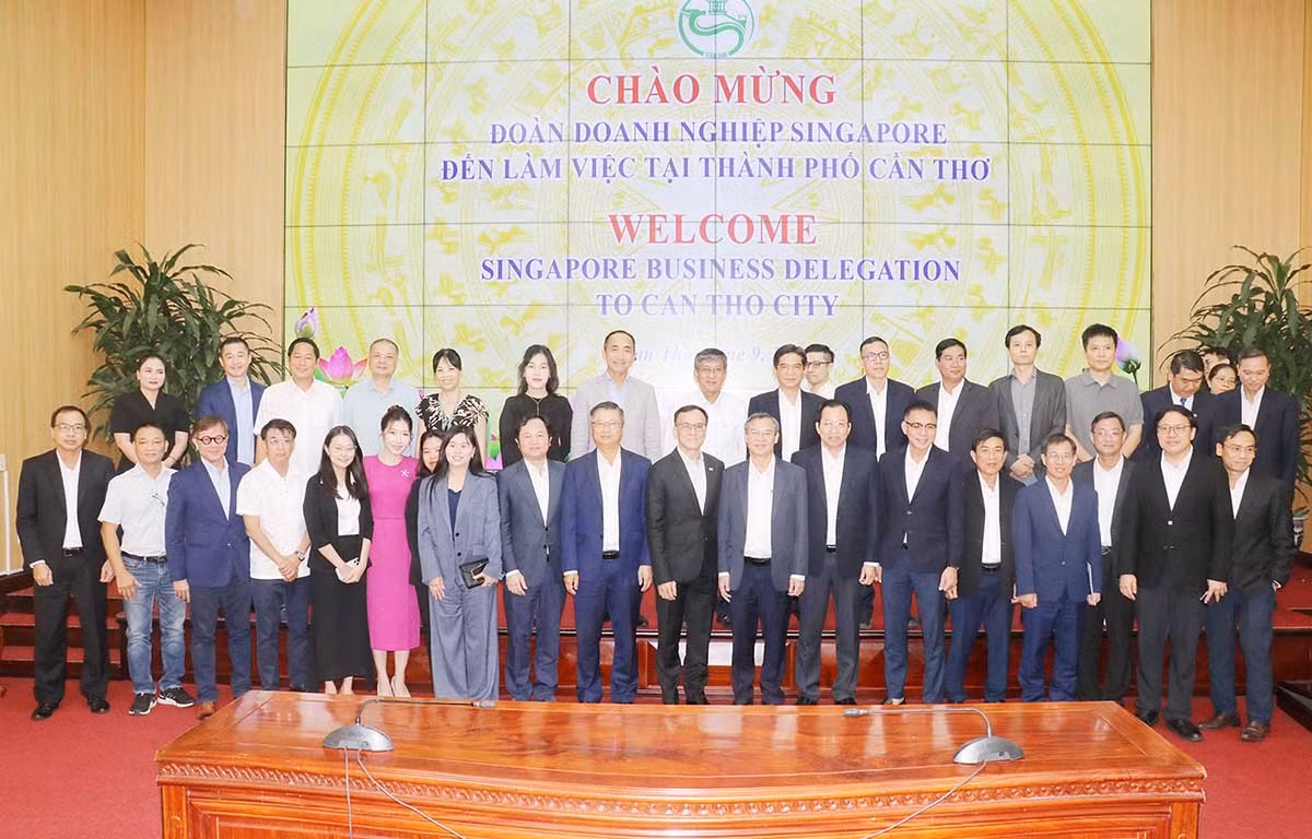 Các đại biểu tham dự cuộc họp chụp hình lưu niệm.