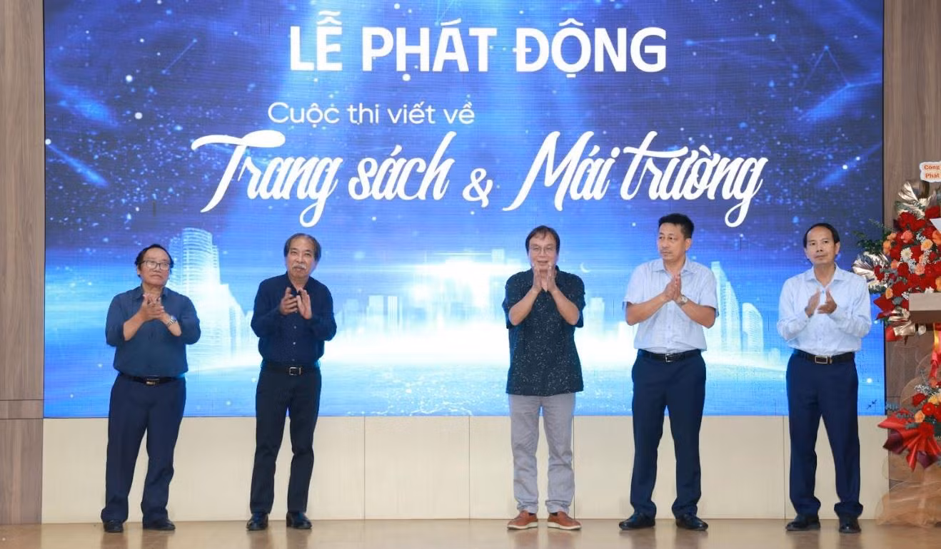 Lãnh đạo NXBGDVN và Hội Nhà văn Việt Nam thực hiện nghi thức phát động cuộc thi.