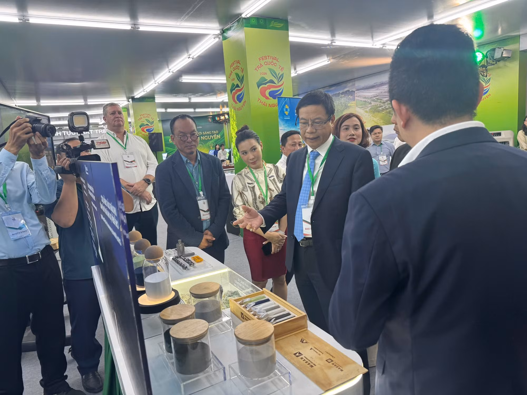 Thứ trưởng Bộ Khoa học và Công nghệ - Lê Xuân Định tham quan gian trưng bày Masan High-Tech Materials.