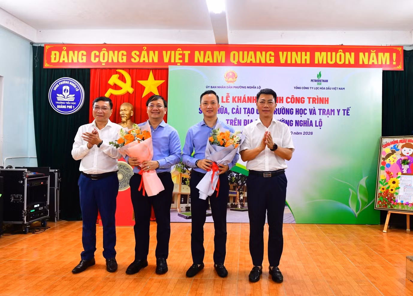 Đại diện chính quyền địa phương tặng hoa cảm ơn nhà tài trợ BSR.