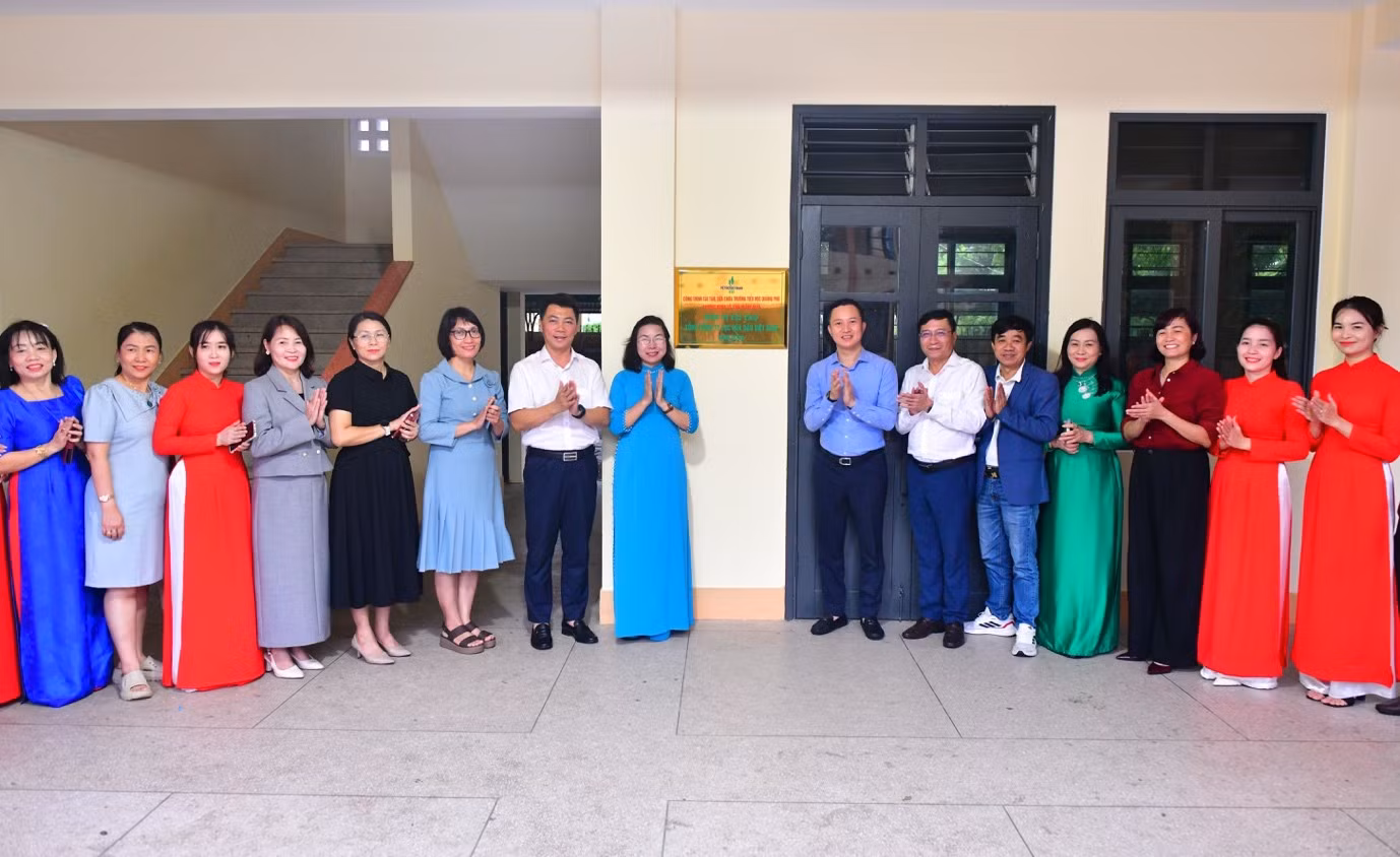 Đại diện nhà tài trợ, chính quyền địa phương, đơn vị thụ hưởng thực hiện nghi thức gắn biển khánh thành công trình.