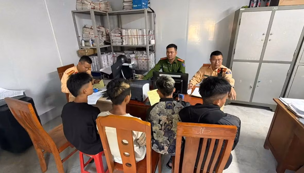 Công an xã Tú Lệ phối hợp với lực lượng Cảnh sát giao thông làm việc, xác minh nhóm 5 thanh, thiếu niên vi phạm.