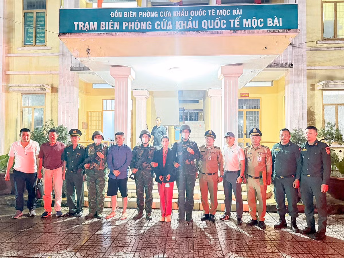 Bàn giao đối tượng tại Cửa khẩu quốc tế Mộc Bài.