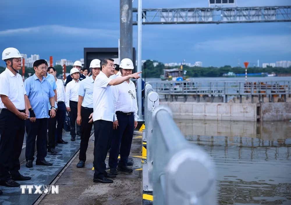 Thủ tướng Lê Minh Hưng kiểm tra Dự án chống ngập do triều cường tại phường Xóm Chiếu, TP Hồ Chí Minh.