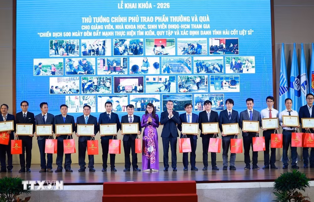 Thủ tướng Lê Minh Hưng trao quà cho giảng viên, sinh viên Đại học Quốc gia TP Hồ Chí Minh tham gia “Chiến dịch 500 ngày đêm đẩy mạnh thực hiện tìm kiếm, quy tập và xác định danh tính hài cốt liệt sĩ”.