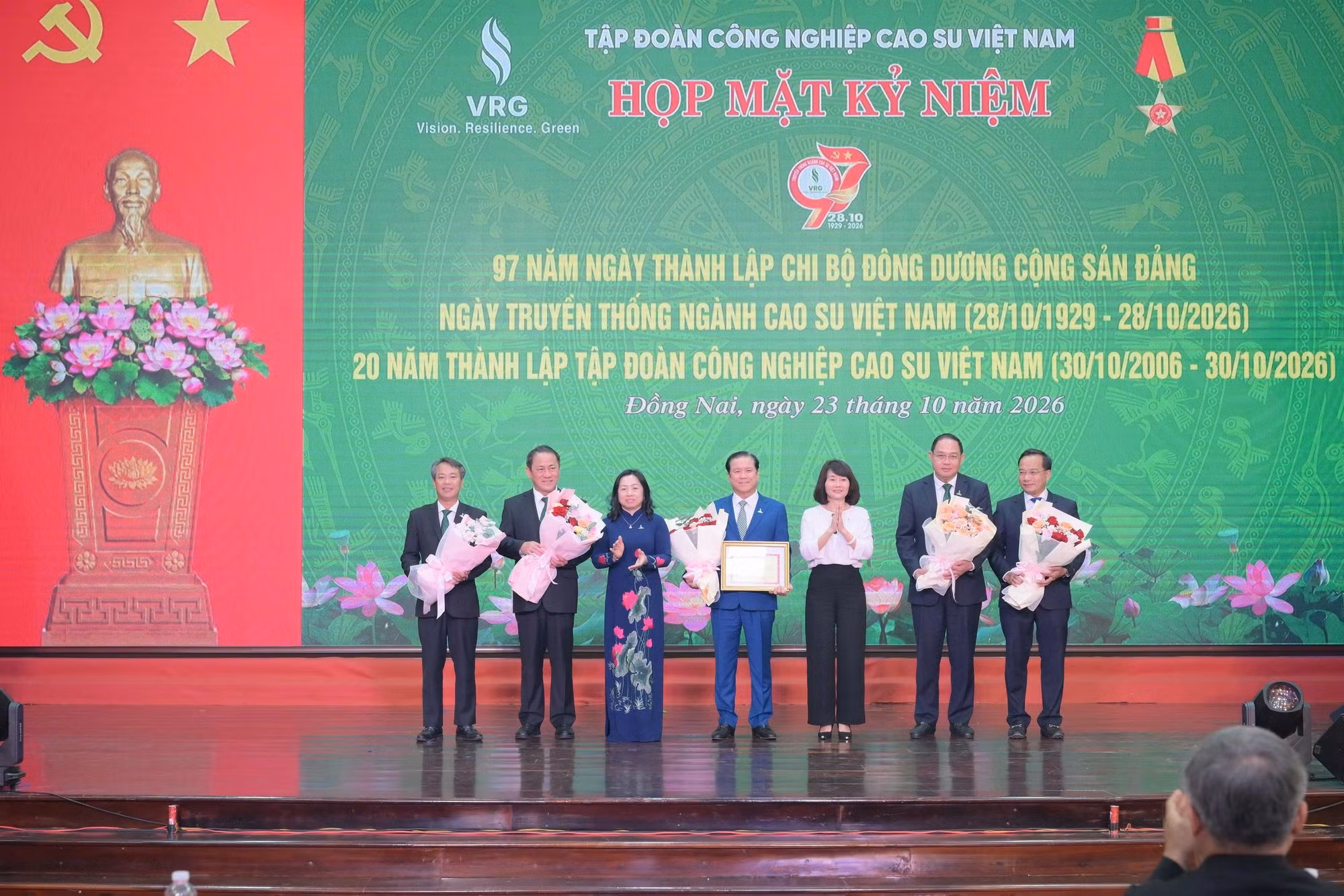 Ban Tổng giám đốc VRG nhận Bằng khen của Bộ Tài chính.