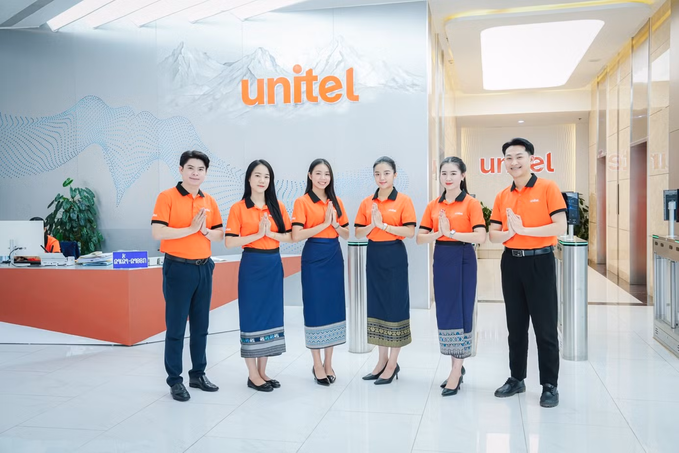 Cán bộ nhân viên Unitel tại trụ sở Lào.