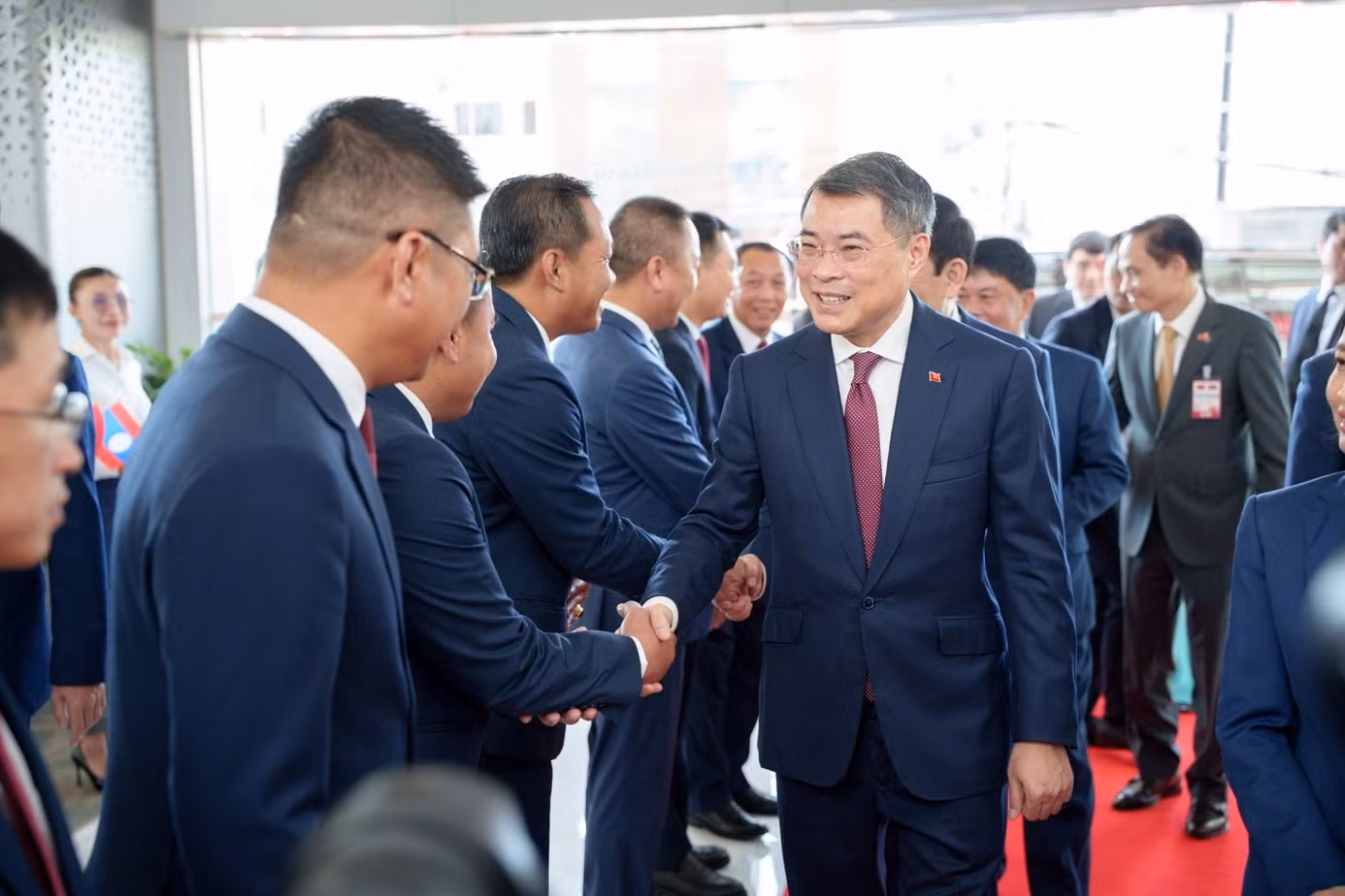 Thủ tướng Chính phủ Lê Minh Hưng gặp cán bộ, nhân viên Unitel tại buổi thăm và làm việc tại Lào 9/10.