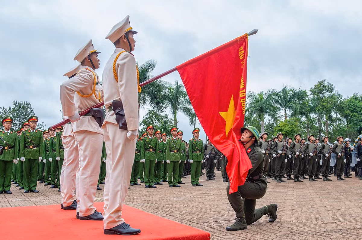 Trước Quân kỳ CAND, Binh nhì Nguyễn Viết Thành đại diện 2.031 chiến sĩ đã đọc lời tuyên thệ, thể hiện quyết tâm tuyệt đối trung thành với Tổ quốc, với Đảng, Nhà nước và nhân dân.