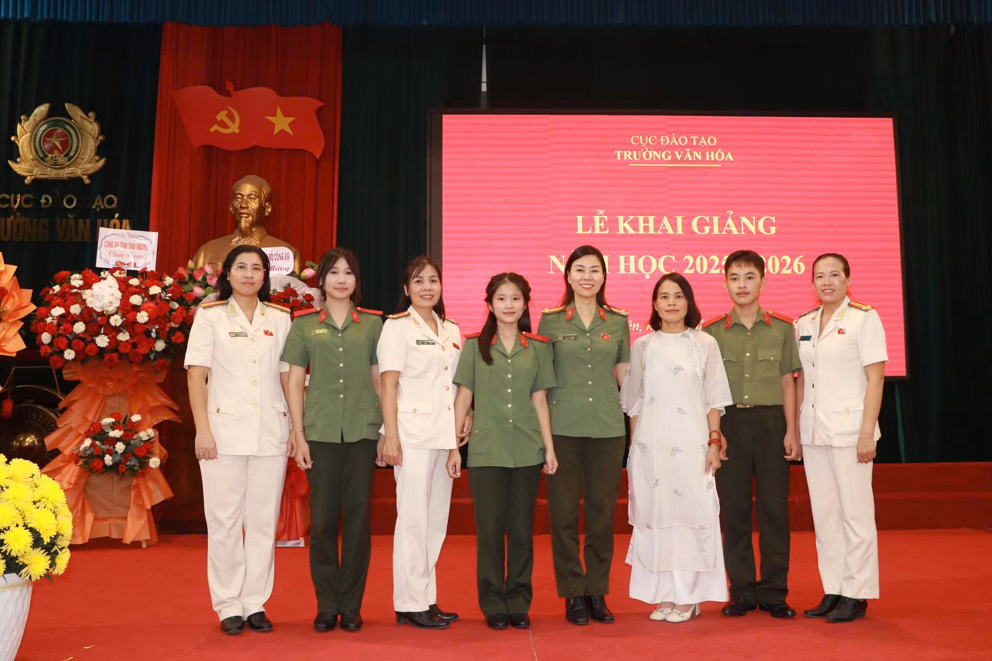 Cháu Sùng Hà Sơn và chị Hà Thị Thuỷ (thứ 2, thứ 3 từ phải sang) trong Lễ khai giảng năm học mới tại Trường Văn hoá CAND I (Thái Nguyên).