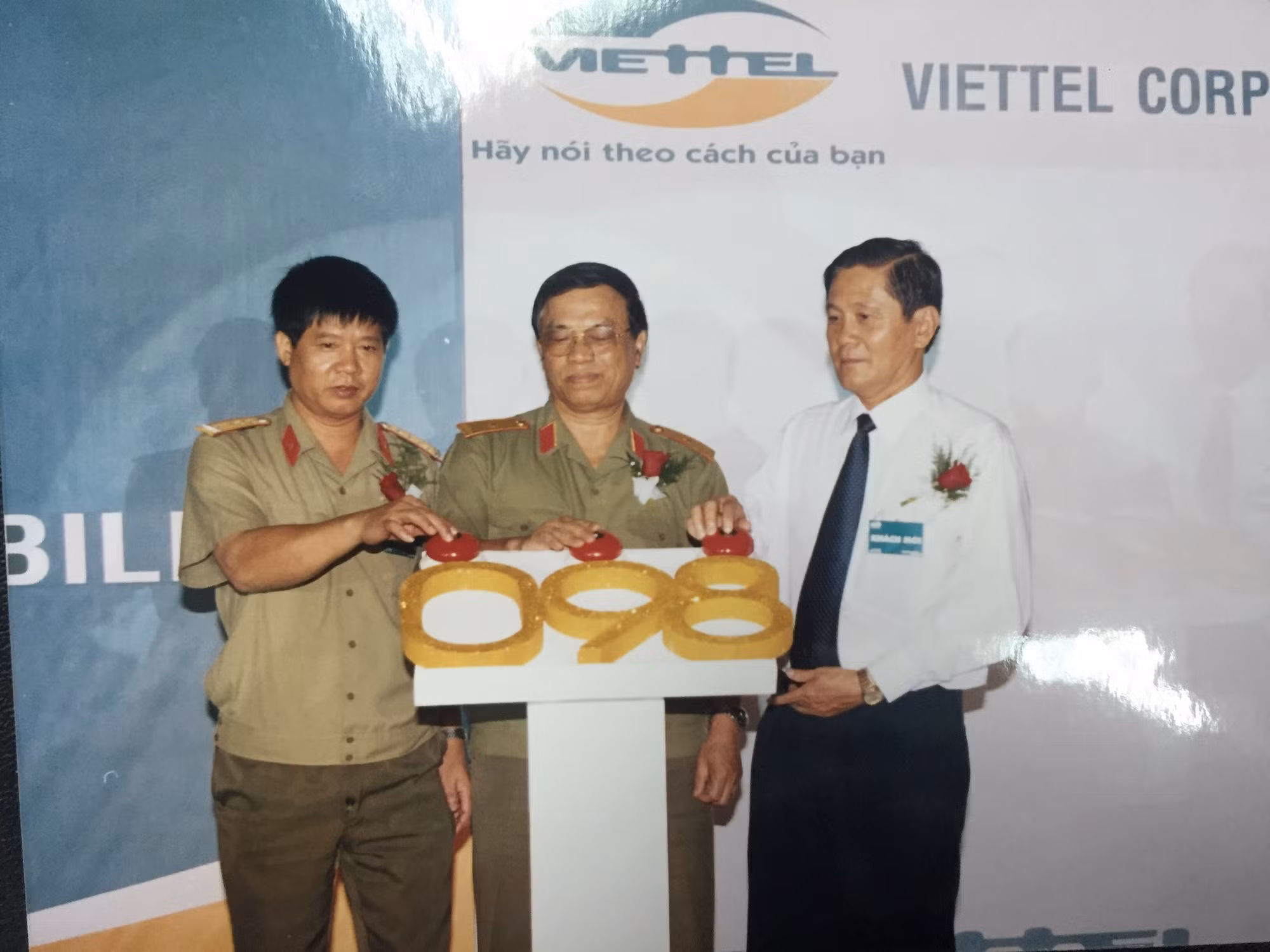 Viettel khai trương dịch vụ di động với đầu số 098 vào năm 2004.