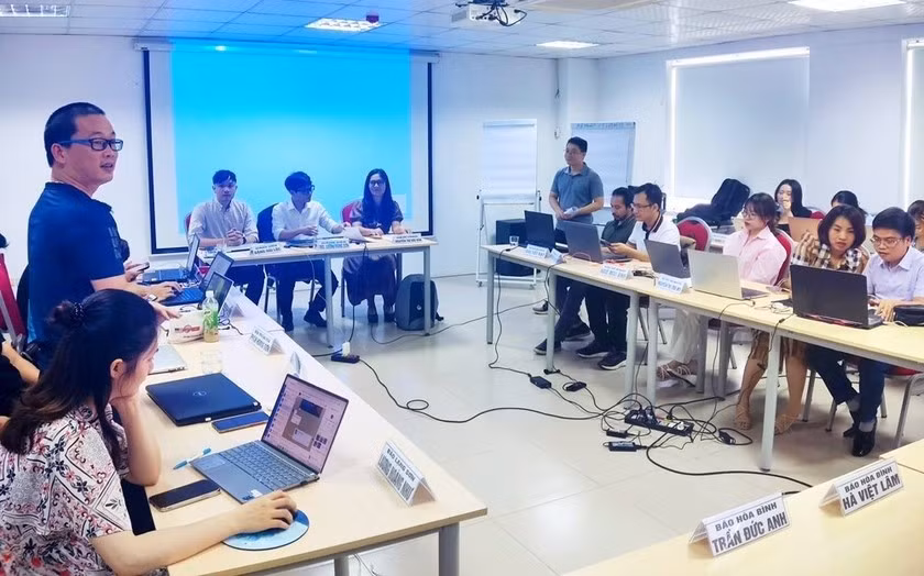 Trao đổi về ứng dụng AI trong sản xuất báo chí tại lớp tập huấn nghiệp vụ do Hội Nhà báo Việt Nam tổ chức.