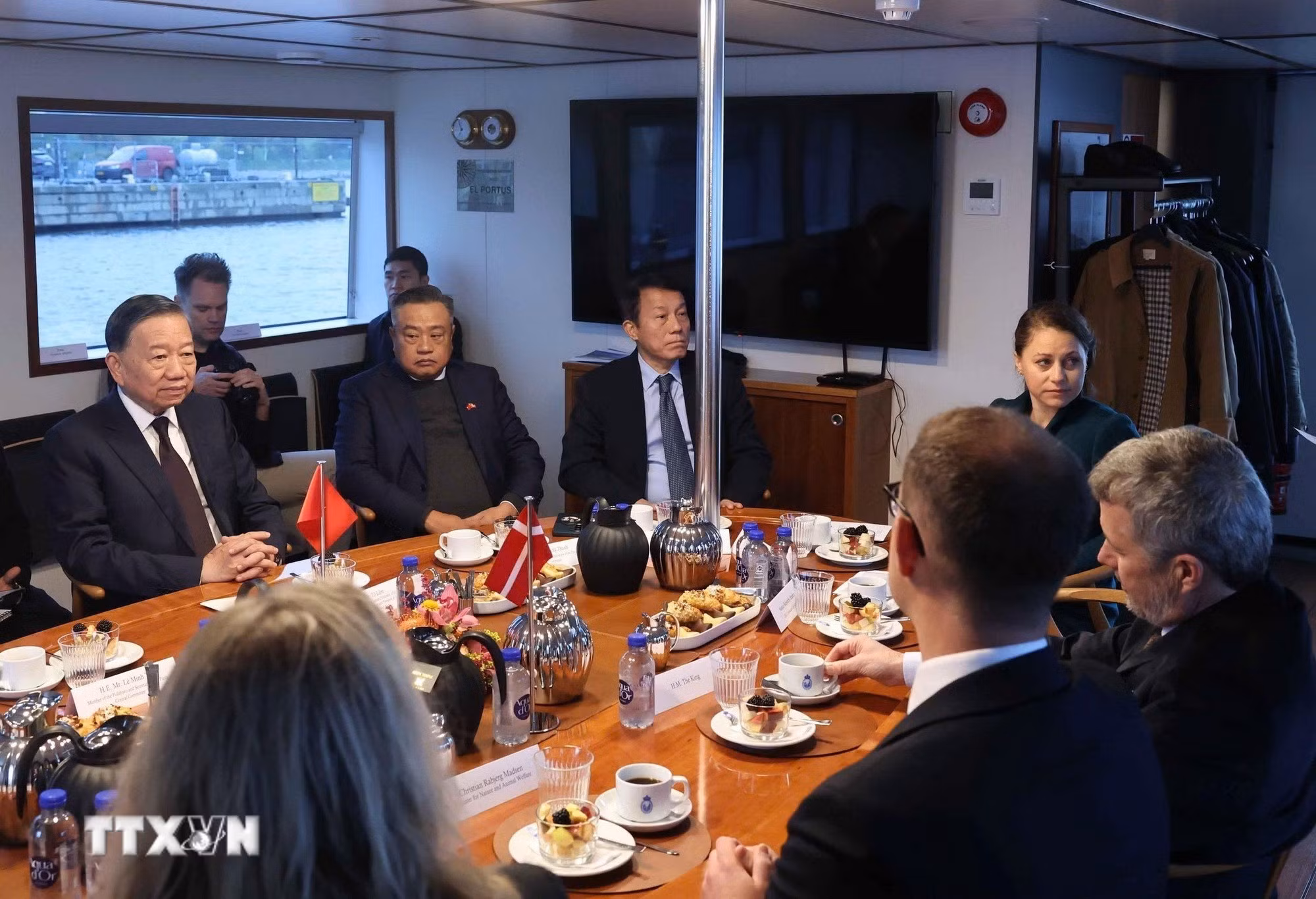 Tổng Bí thư, Chủ tịch nước Tô Lâm và Nhà Vua Đan Mạch Frederik X cùng đại biểu hai nước trên tàu ra thăm đảo nhân tạo Lynetteholm.