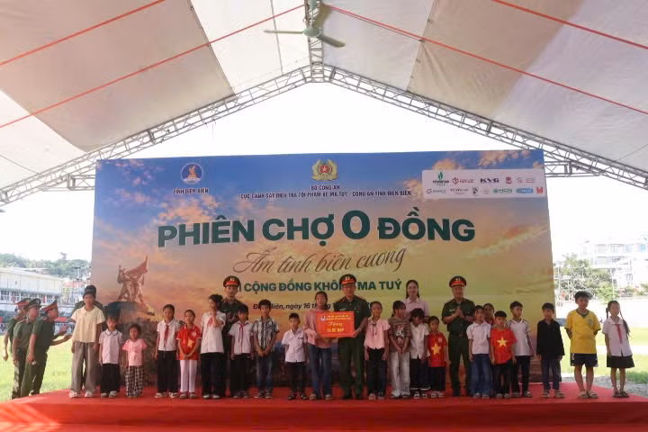 trao-tang-15-chiec-xe-dap-cho-cac-em-nho-den-truong.jpg