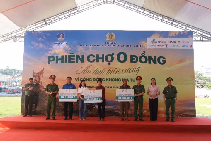 trao-tang-bieu-tuong-trung-cho-cac-gia-dinh-co-hoan-canh-kho-khan.jpg