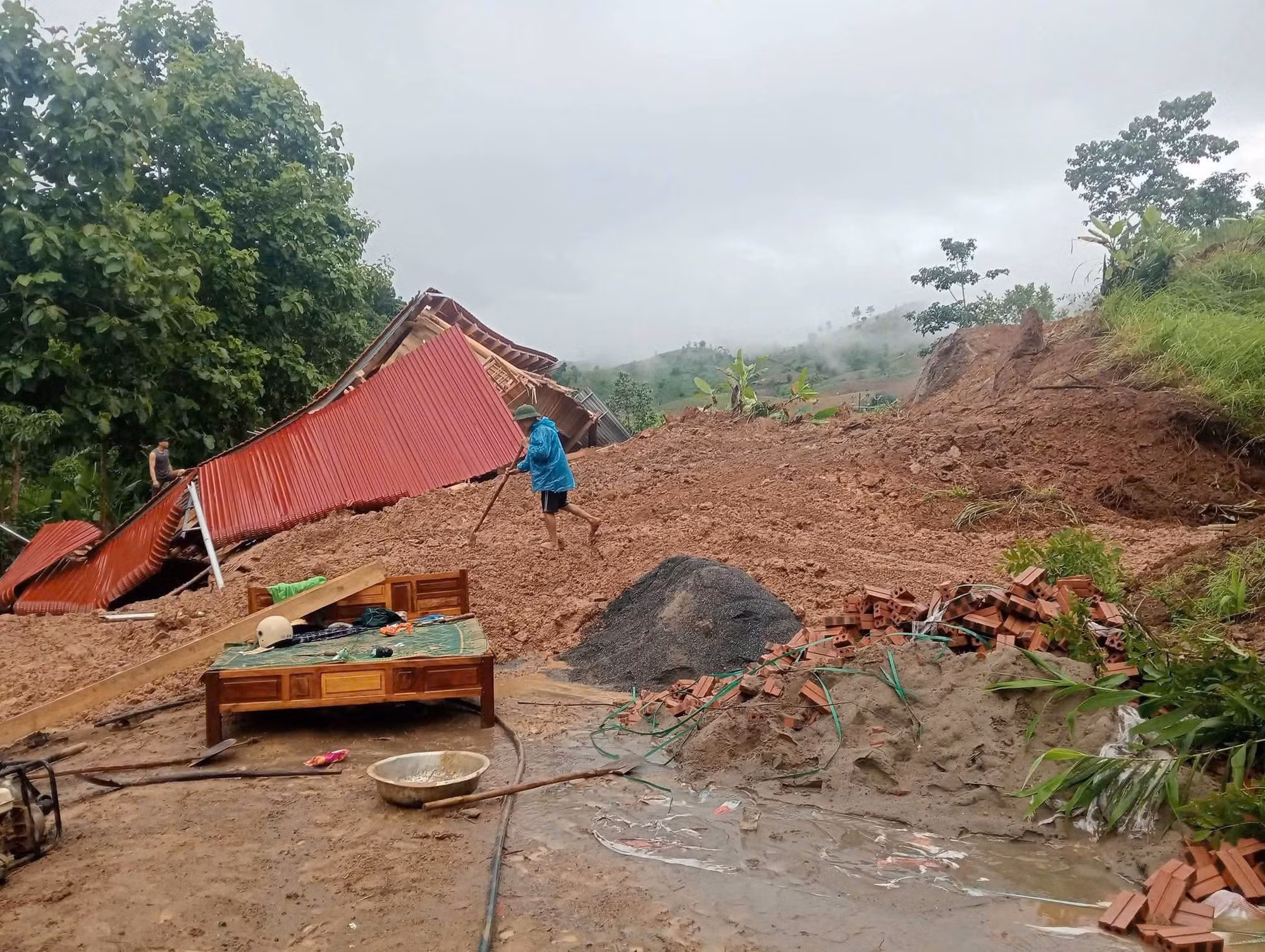 Mưa lớn kéo dài gây sạt lở sập nhà dân.