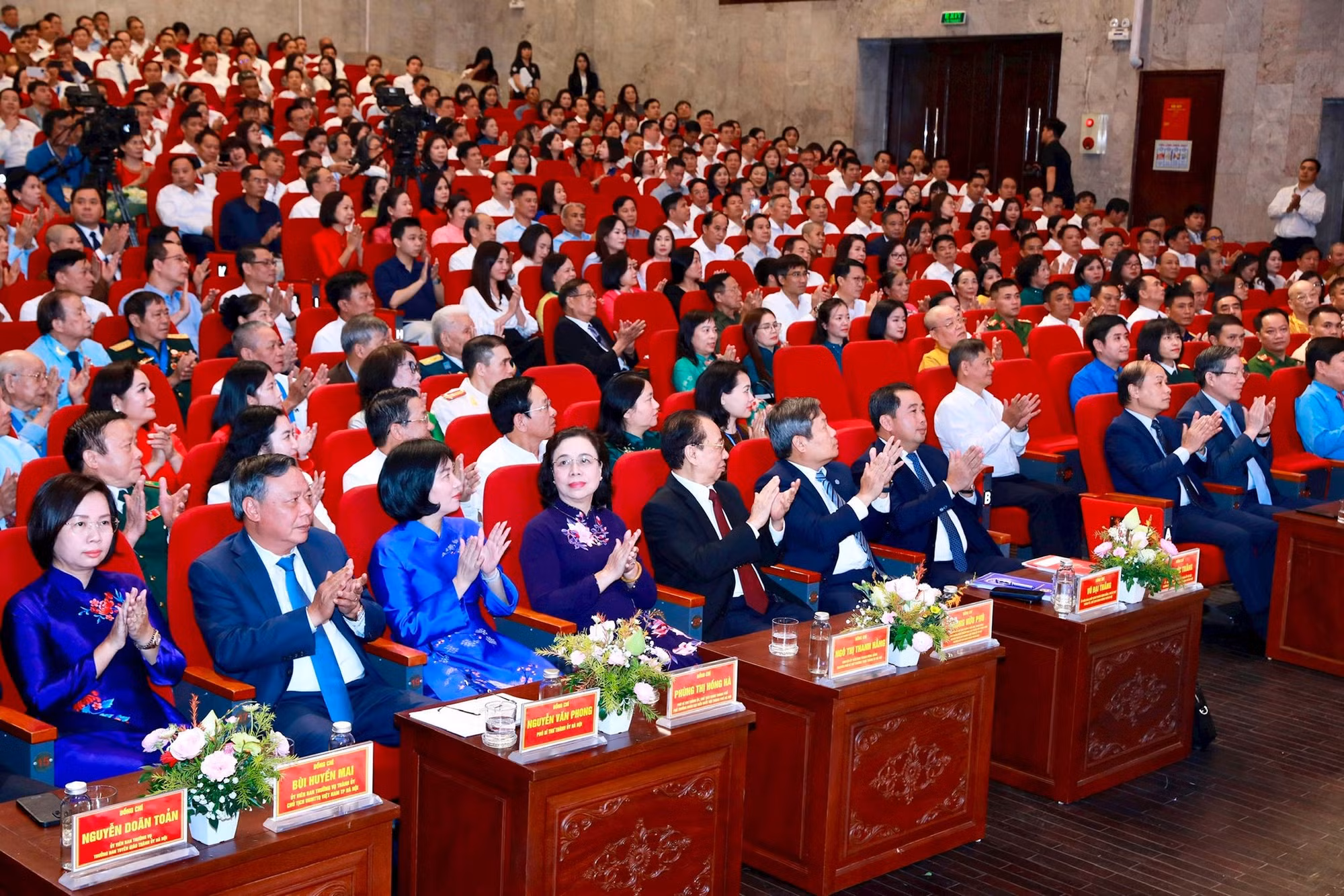Các đồng chí lãnh đạo Trung ương và thành phố Hà Nội dự hội nghị. Ảnh: Thành Thái.