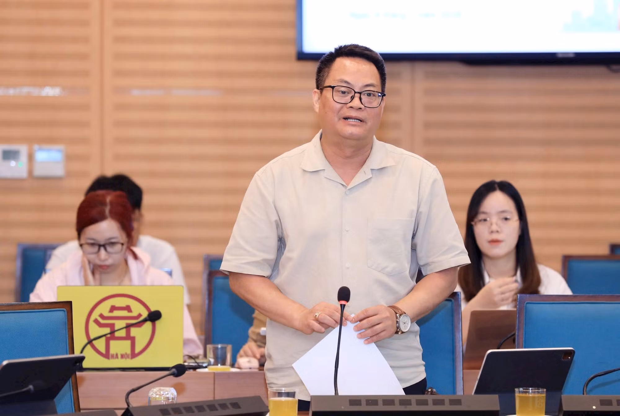Viện trưởng Viện Nghiên cứu phát triển kinh tế - xã hội Hà Nội Nguyễn Việt Hùng phát biểu tại buổi làm việc sáng 9/7. Ảnh: Viết Thành