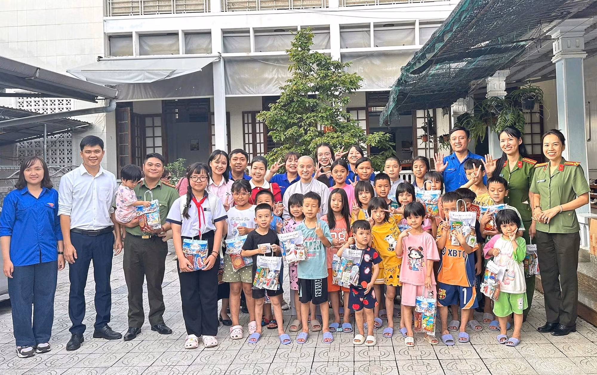 Những phần quà tuy bé nhỏ nhưng là nguồn động viên giúp trẻ mồ côi vươn lên trong học tập.