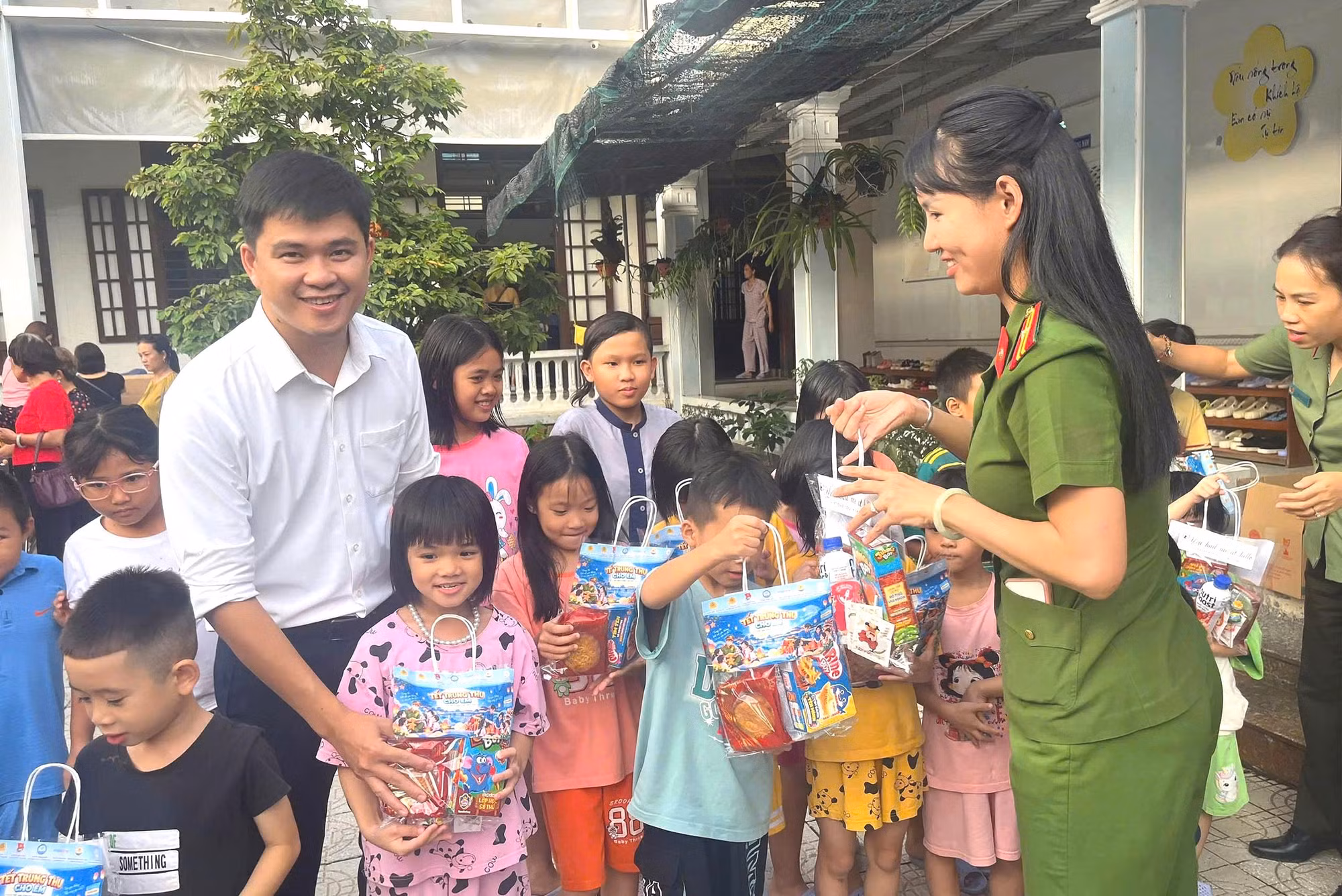 Công an phường Mỹ Thượng tặng quà Trung thu cho trẻ mồ côi tại cơ sở nuôi dạy trẻ mồ côi Ưu Đàm.