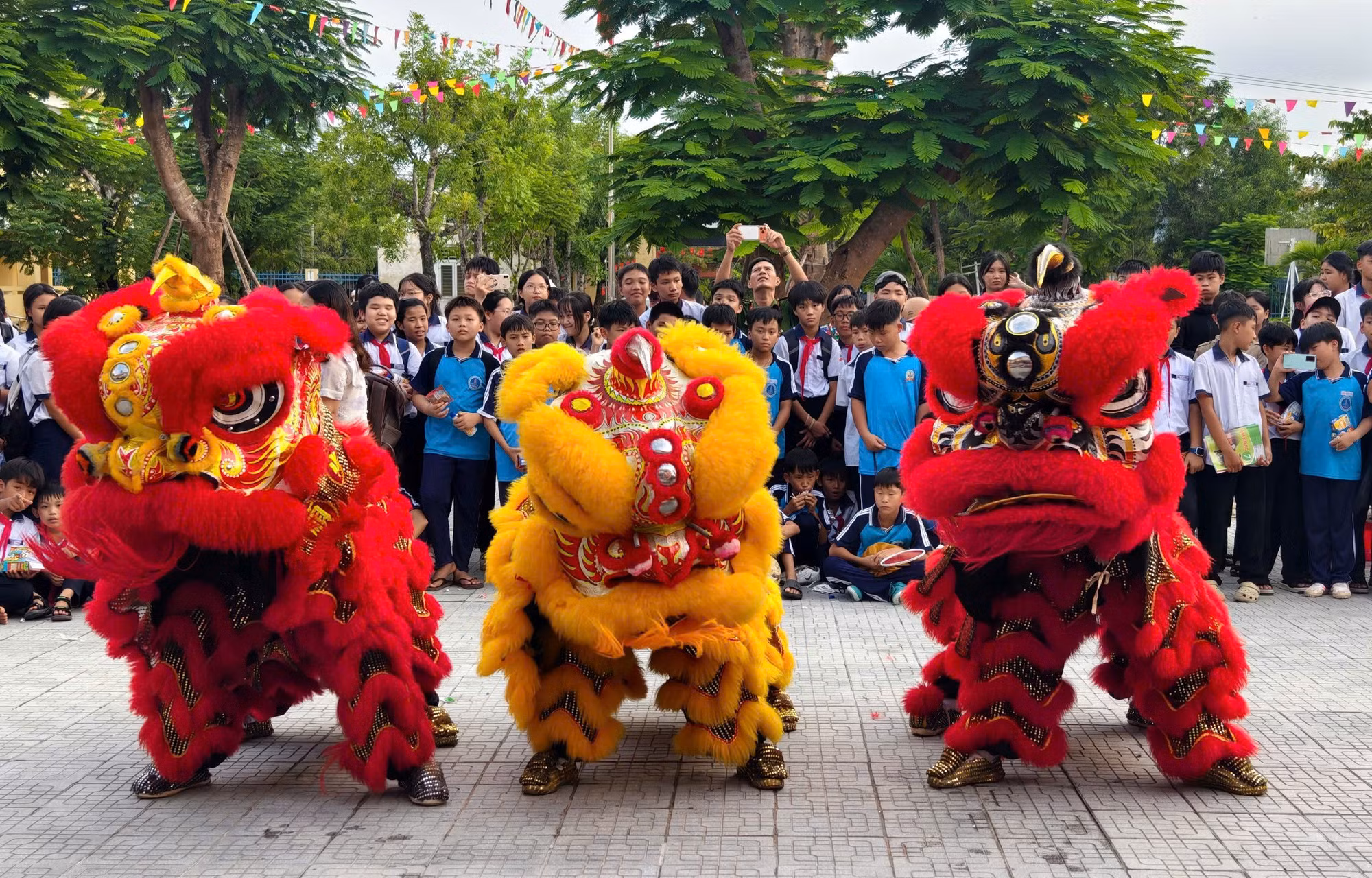 Múa lân vui Tết Trung thu do các đơn vị Công an TP Huế phối hợp tổ chức cho học sinh trên địa bàn.