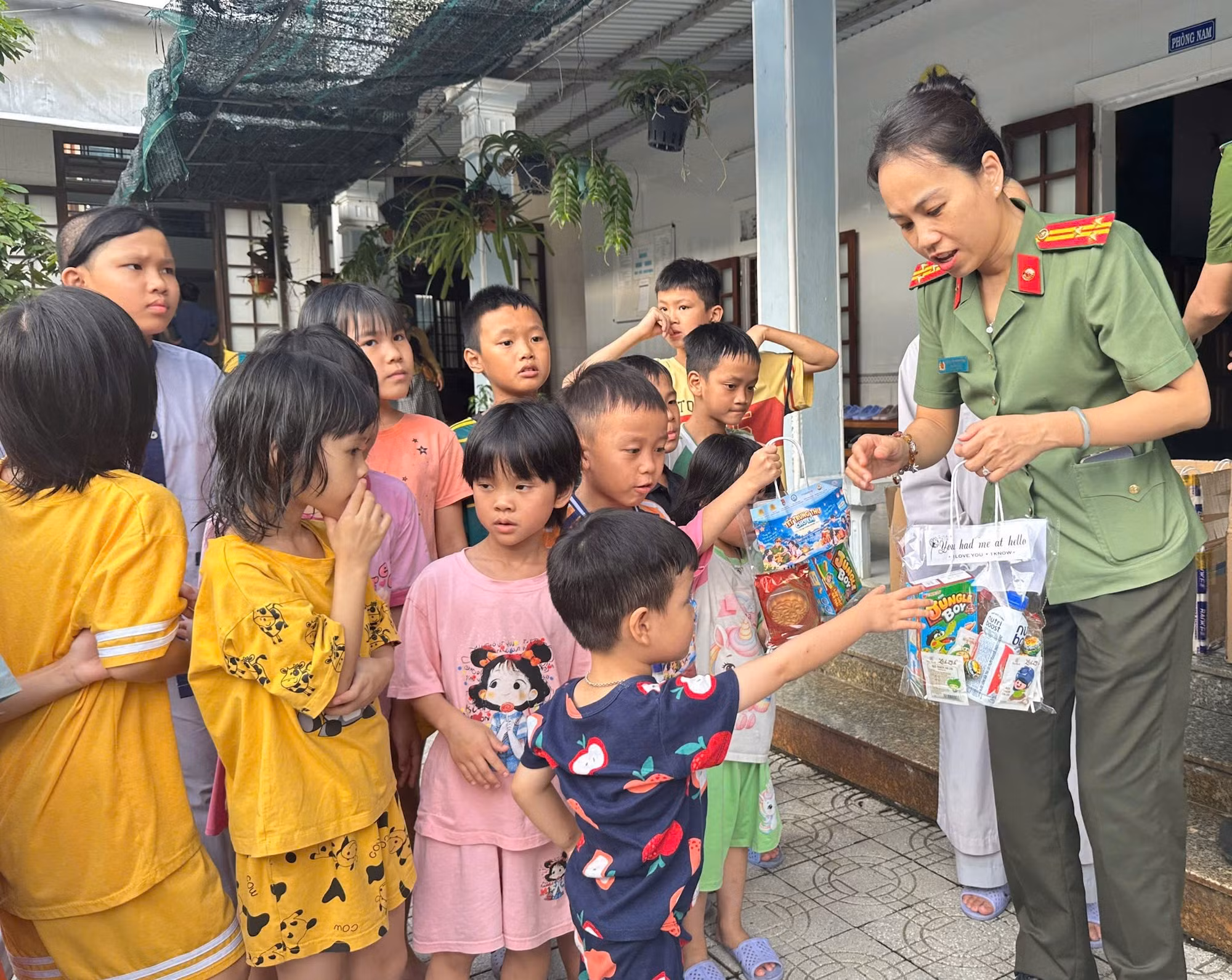 Các em thiếu nhi ở cơ sở nuôi dạy trẻ mồ côi Ưu Đàm vui mừng đón nhận quà Trung thu.