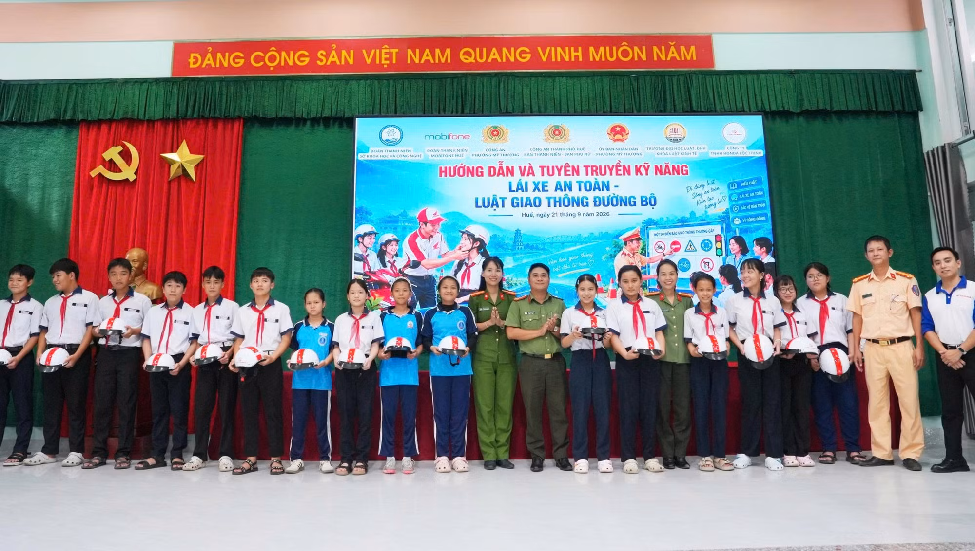 Tuyên truyền Luật Trật tự, ATGT đường bộ và tặng quà cho học sinh Trường THCS Mỹ Thượng.