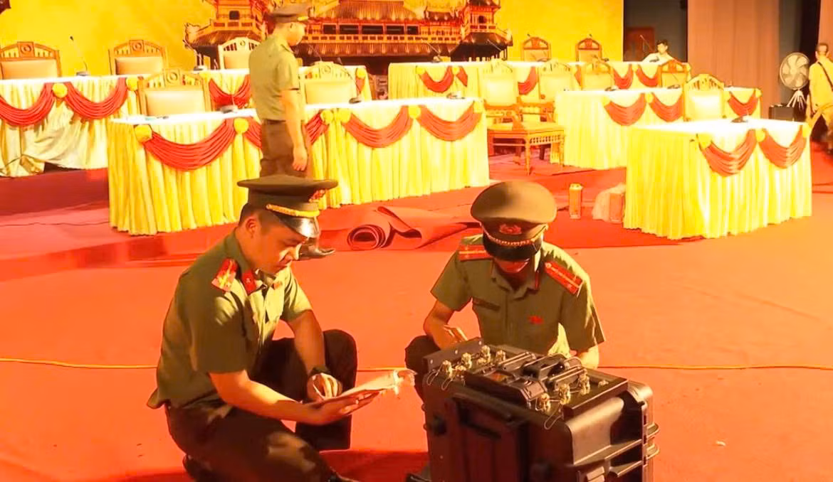 2-kiem-tra-an-ninh-khu-vuc-dien-ra-dai-hoi-dang-bo-tp-hue.jpg