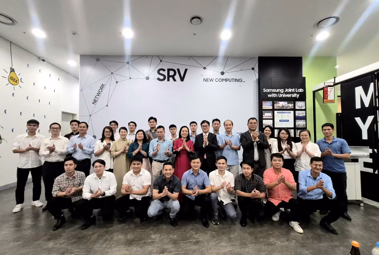 Đại tá Nguyễn Thị Xuân Huệ, ông Kim Yong Sup và các đại biểu chụp ảnh cùng toàn thể các học viên.