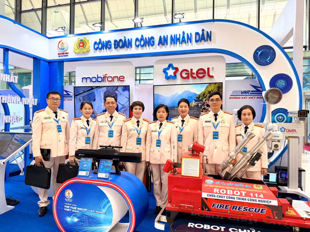 Các đại biểu Công đoàn CAND tham dự Đại hội XIV Công đoàn Việt Nam tham quan gian trưng bày triển lãm của Công đoàn CAND tại không gian trưng bày của Đại hội.