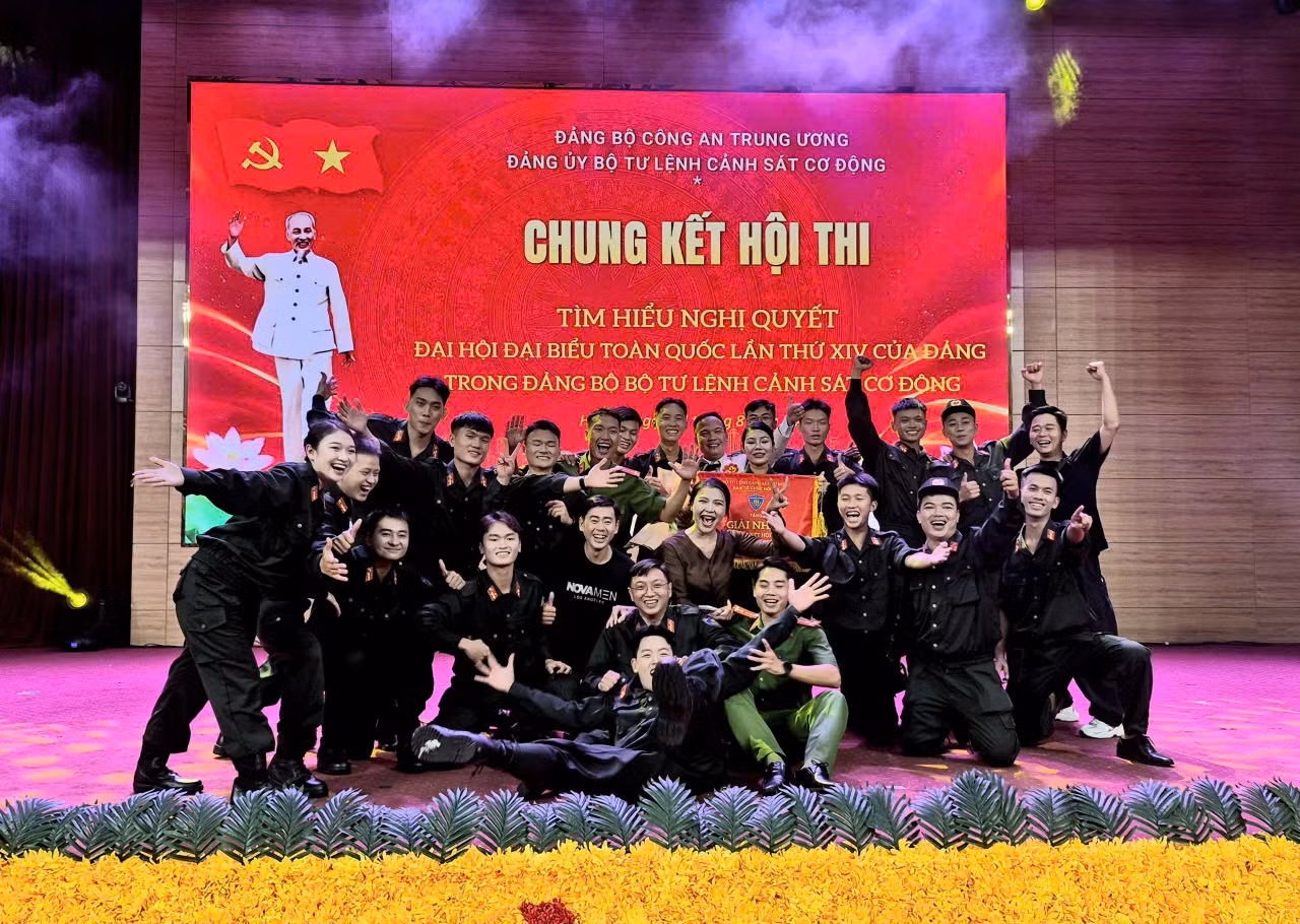 Đội Trung đoàn CSCĐ Trung bộ ăn mừng chiến thắng, giành giải Nhất hội thi.