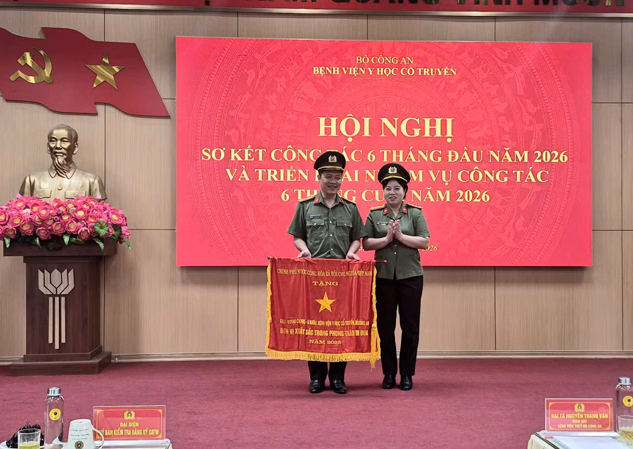 Thừa ủy quyền của Thủ tướng Chính phủ, Đại tá Nguyễn Thanh Vân trao Cờ Thi đua của Chính phủ tặng tập thể Khoa Ngoại -Ung bướu Bệnh viện Y học cổ truyền.