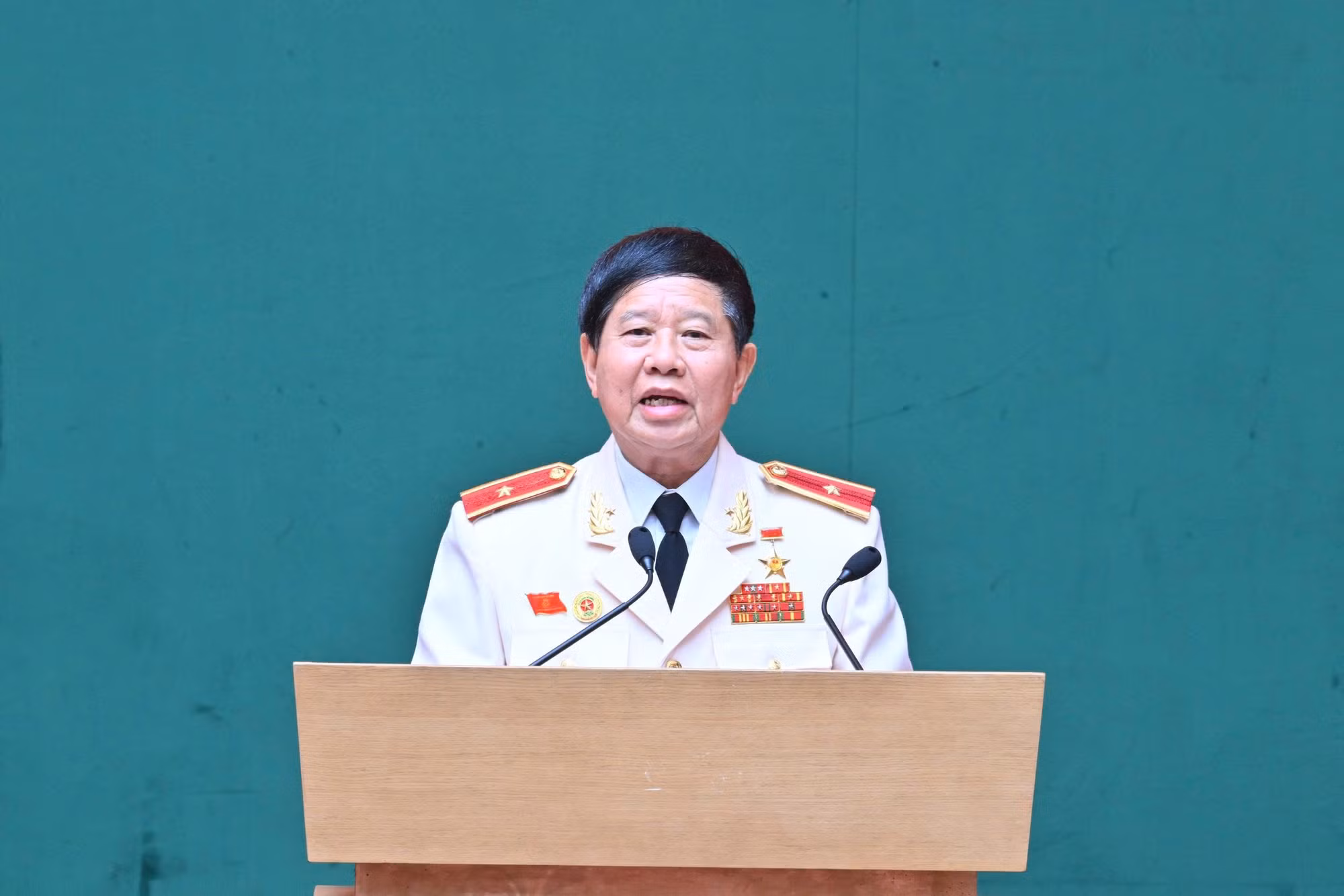 Thiếu tướng Vũ Hùng Vương, Phó Chủ tịch Thường trực Hội Cựu CAND Việt Nam nhiệm kỳ 2023-2026 trình bày Dự thảo Báo cáo kết quả hoạt động nhiệm kỳ I và phương hướng nhiệm kỳ II.