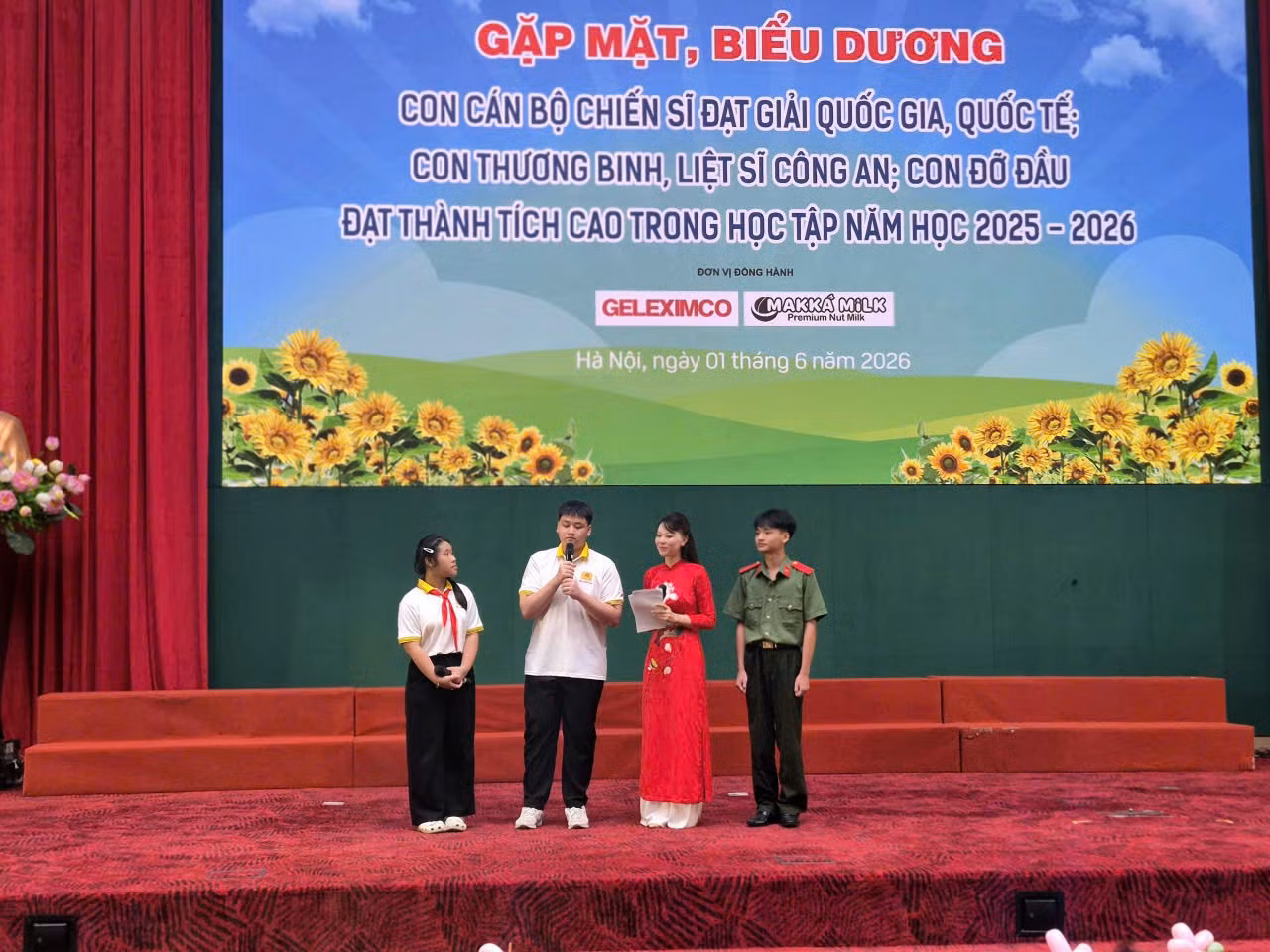 Cháu Tạ Ngọc Minh, học sinh Trường THPT Chuyên Bắc Ninh, đạt Huy chương Bạc Olympic Vật lý châu Á năm 2026, là con đồng chí Tạ Ngọc Dũng, Phó Trưởng phòng CSĐT tội phạm về ma túy Công an tỉnh Bắc Ninh giao lưu tại chương trình.