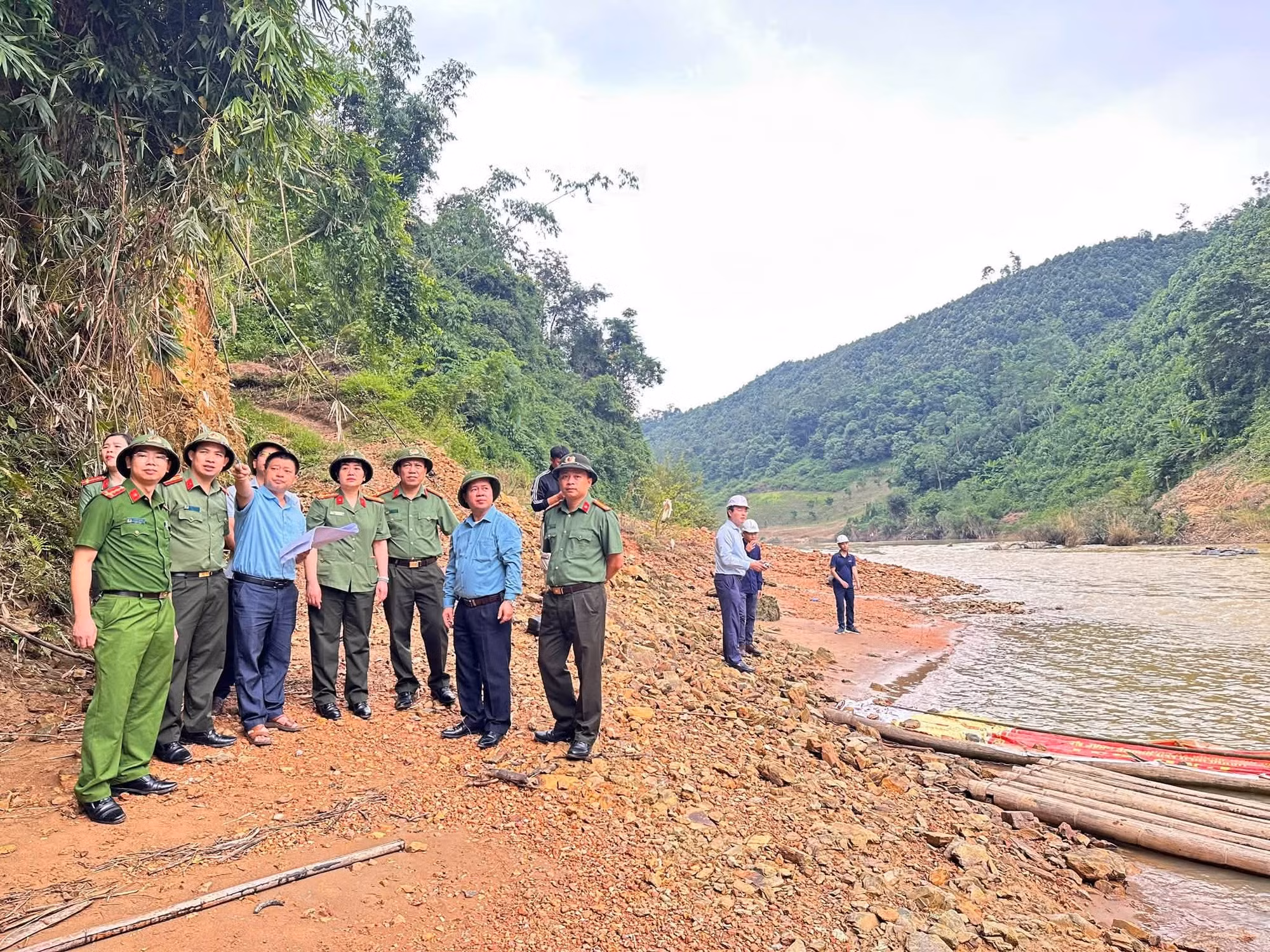 doan-khao-sat-danh-gia-tinh-hinh-khu-vuc-du-kien-xay-cau-tai-xom-song-phu-thon-khuoi-luong-xa-quy-hoa.jpg
