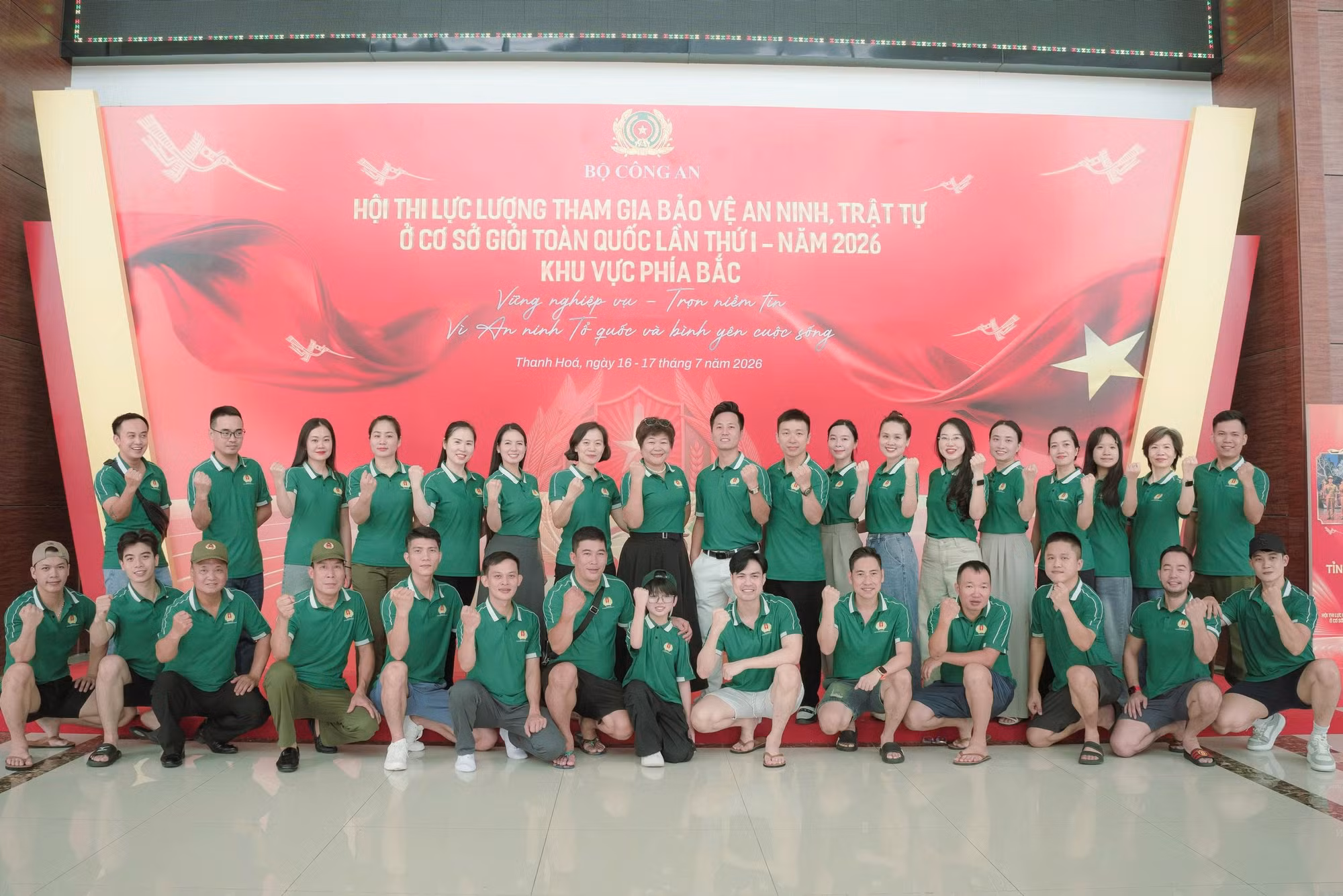 Đội cổ động viên của đội thi Lực lượng bảo vệ ANTT ở cơ sở Hải Phòng rất hào hứng, chuẩn bị khí thế cao độ cho hội thi diễn ra sáng mai.