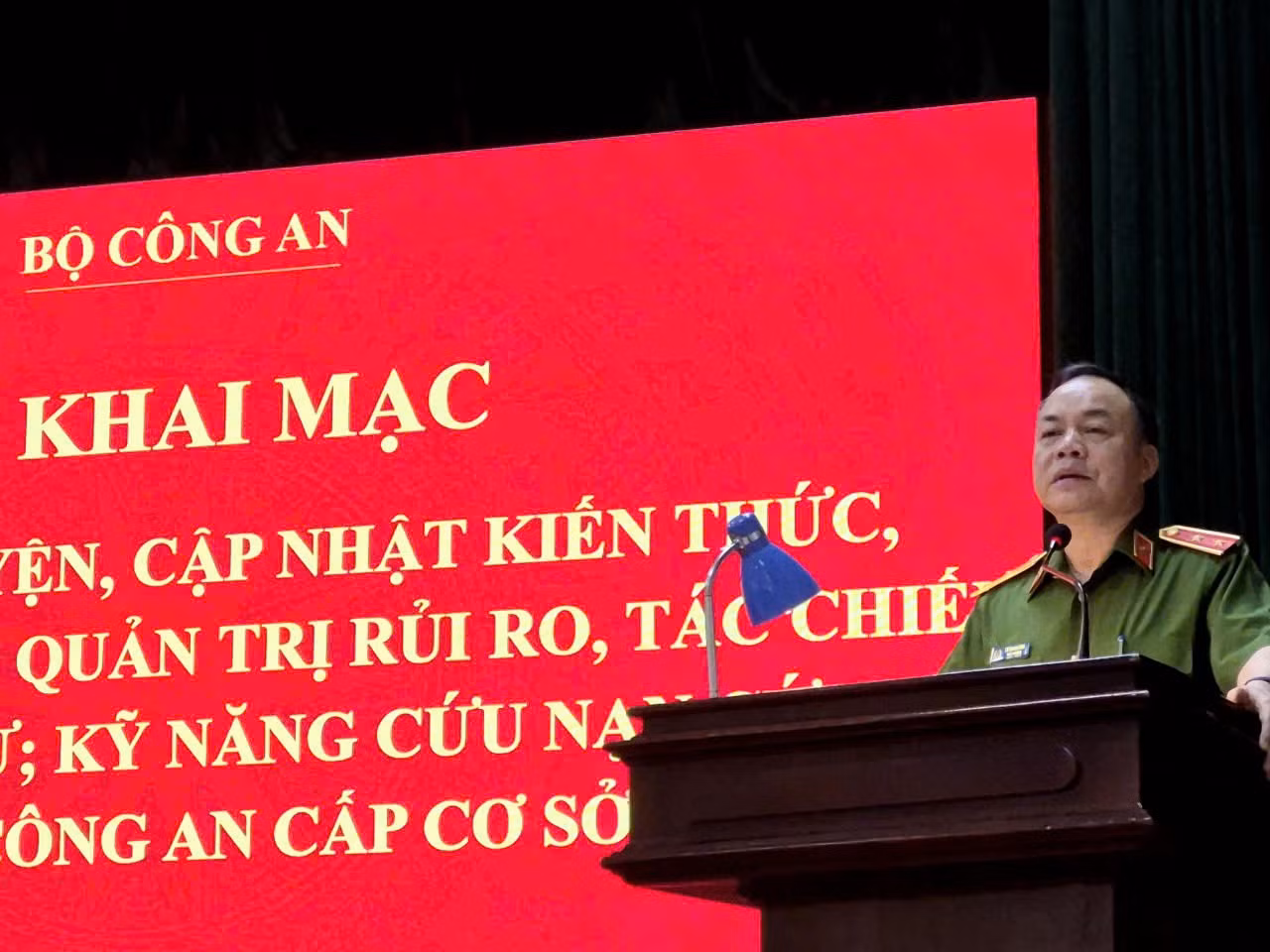 Trung tướng Lê Quang Bốn, Hiệu trưởng Trường Đại học Phòng cháy, chữa cháy phát biểu khai mạc khóa tập huấn.