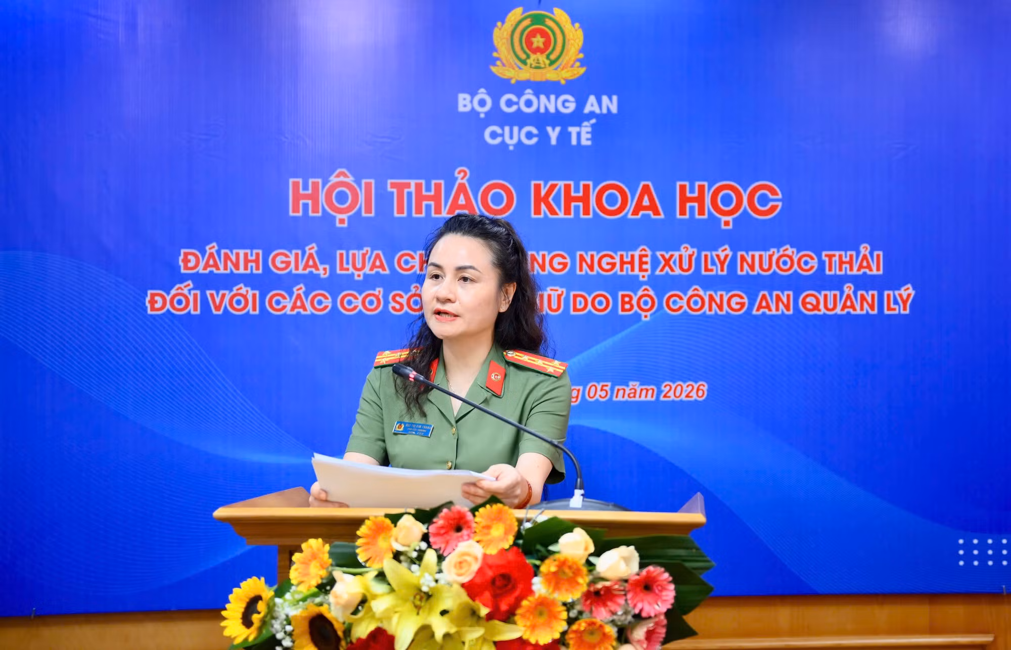 Đại tá Mai Thị Kim Thanh, Phó Cục trưởng Cục Y tế điều hành tham luận.