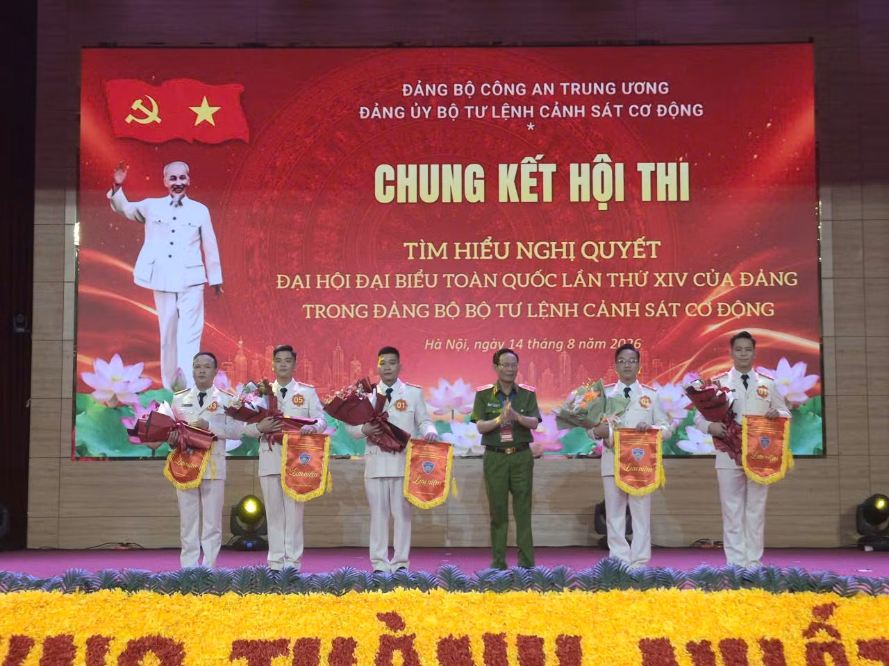 Thiếu tướng Nguyễn Văn Trầm tặng Cờ lưu niệm cho 5 đội thi.