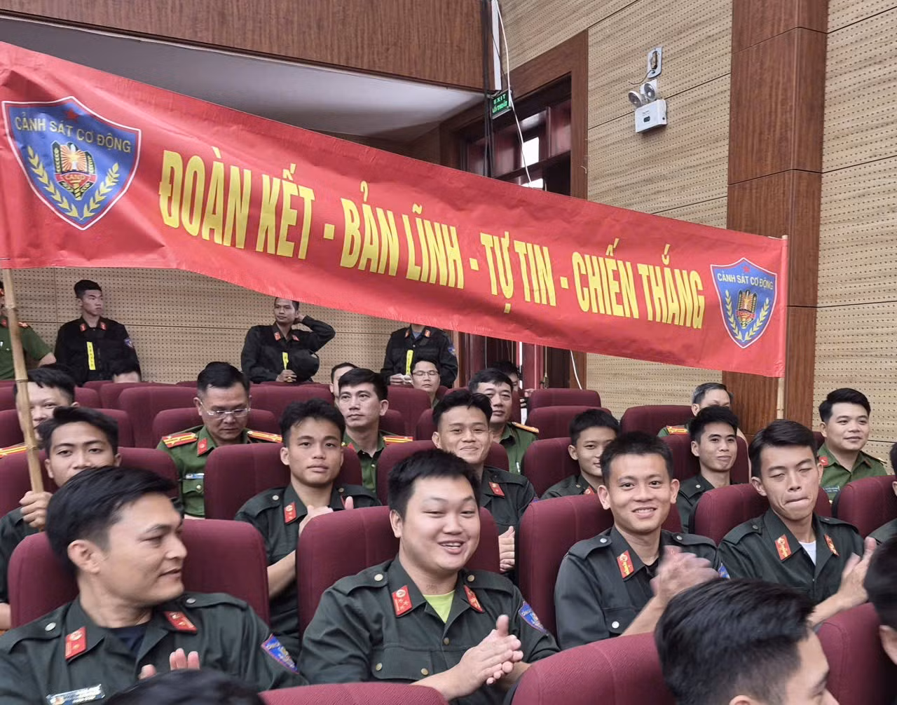 Hội trường Bộ Tư lệnh CSCĐ náo nhiệt trong tiếng vỗ tay, cổ vũ của các cổ động viên.