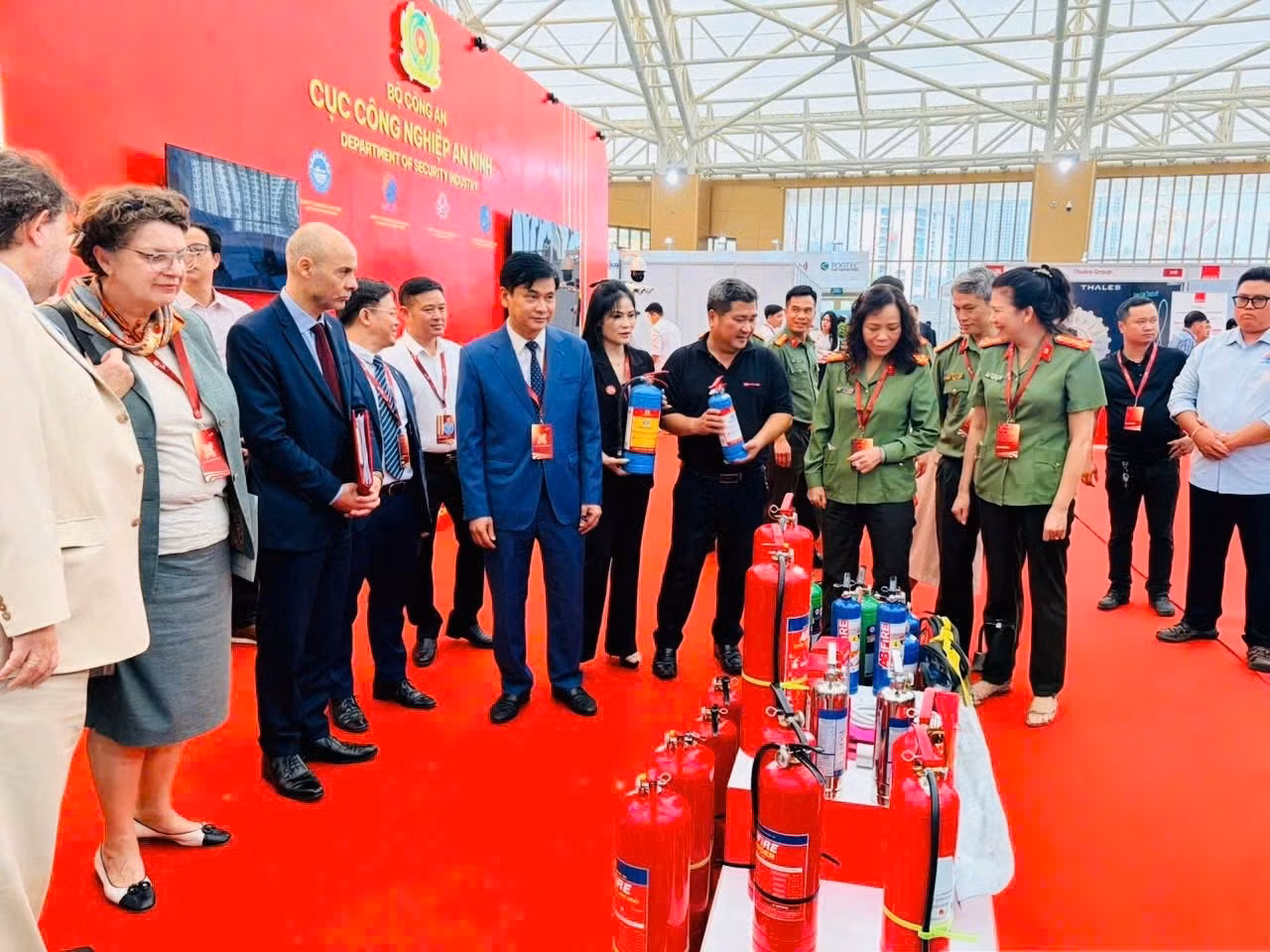 Các đại biểu tham quan khu giới thiệu các sản phẩm PCCC do các doanh nghiệp Công an sản xuất.