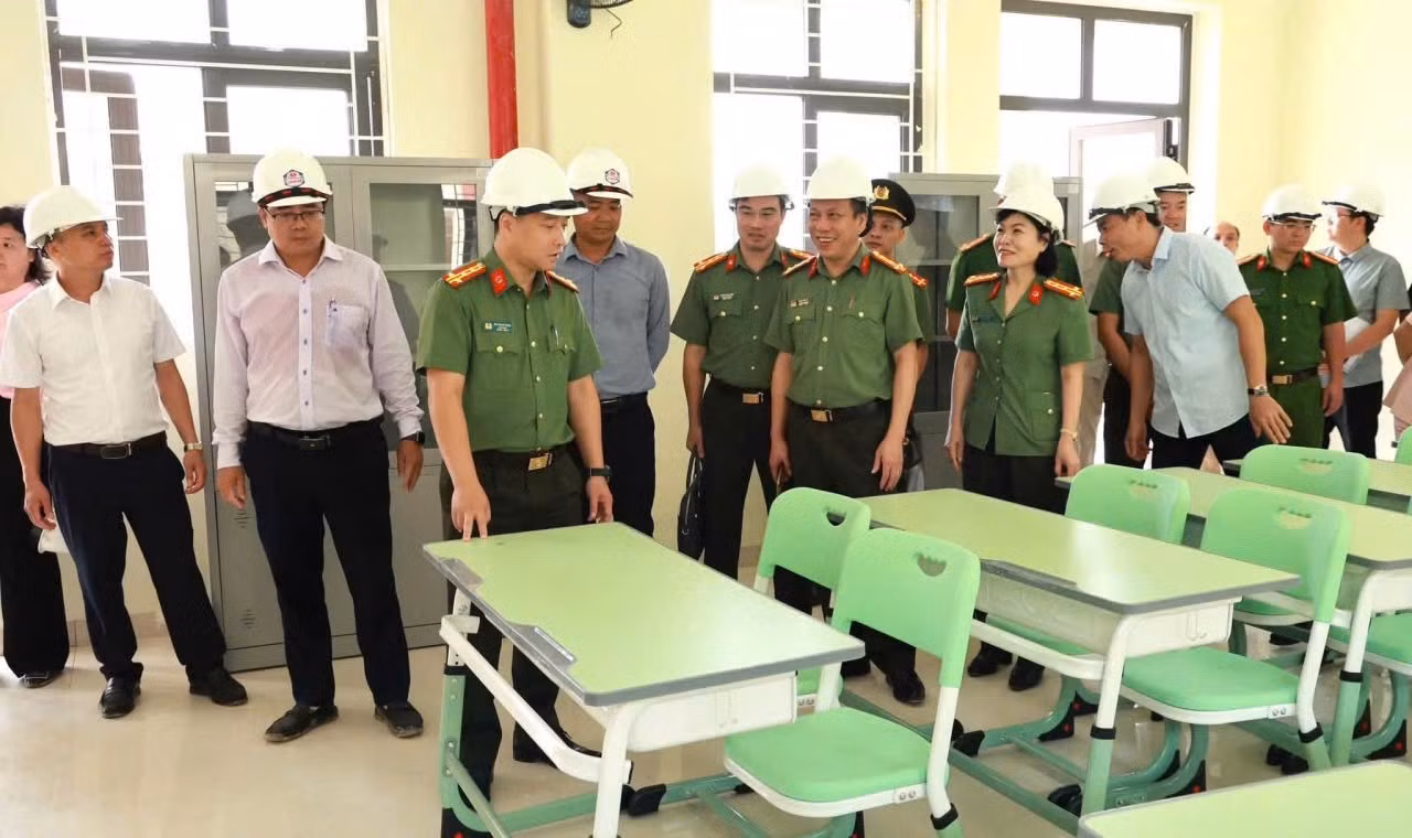 Giám đốc Công an tỉnh Lạng Sơn kiểm tra việc đầu tư mua sắm trang thiết bị học tập và kê dọn lớp học gọn gàng, sạch đẹp chuẩn bị cho các cháu học sinh bước vào năm học mới.