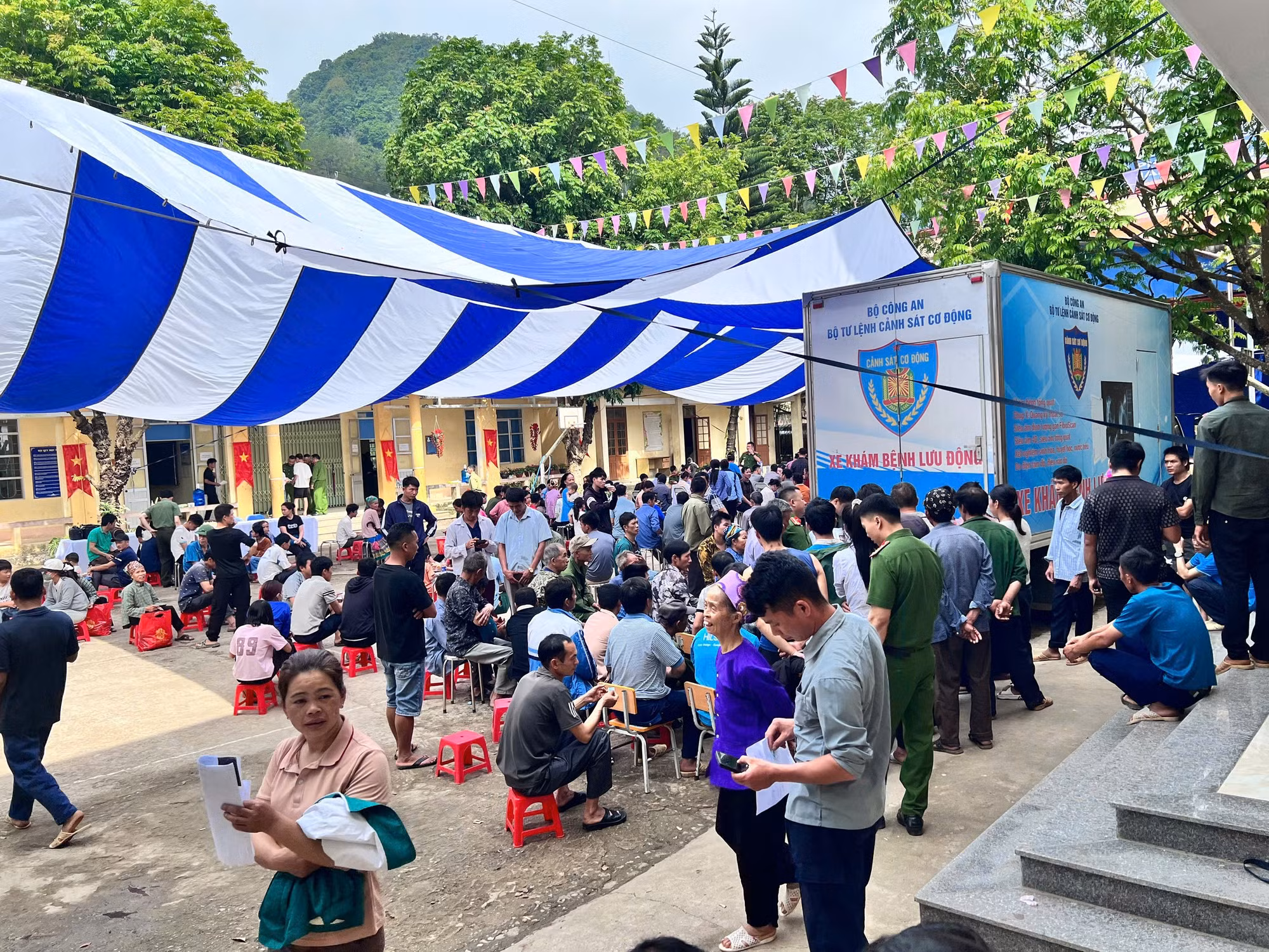 Ngay từ sáng sớm, rất đông bà con đã tập trung tại sân trường Tiểu học Nặm Nhũng, xã Lũng Nặm để được các y bác sĩ Bệnh viện Y học cổ truyền và cán bộ y tế Bộ Tư lệnh CSCĐ khám bệnh miễn phí.