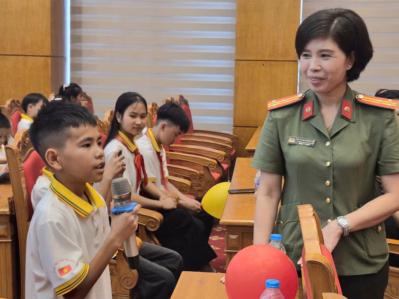 Bé Nguyễn Xuân Phúc hào hứng xung phong trả lời câu hỏi tình huống tại lớp tập huấn.