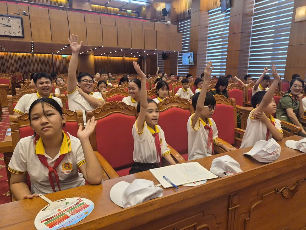 Các cháu hăng hái tham gia trả lời các câu hỏi tình huống tại buổi tập huấn chuyên đề PCCC .