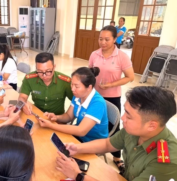 Lực lượng Công an tăng cường hướng dẫn người dân phòng ngừa không bị mắc bẫy tội phạm mạng.