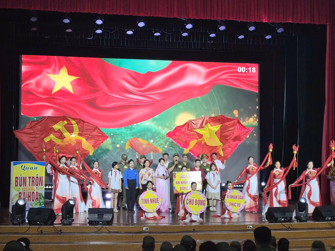 Phần chào hỏi hấp dẫn của đội thi phường Đông Ngạc.