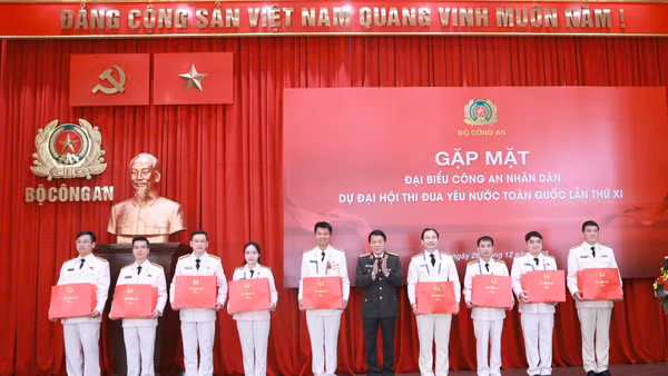 Bộ trưởng Lương Tam Quang gặp mặt đại biểu CAND dự Đại hội Thi đua yêu nước toàn quốc lần thứ XI